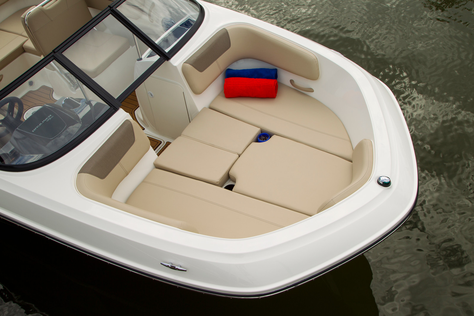 Bayliner VR6 med MerCruiser sterndrive - 3
