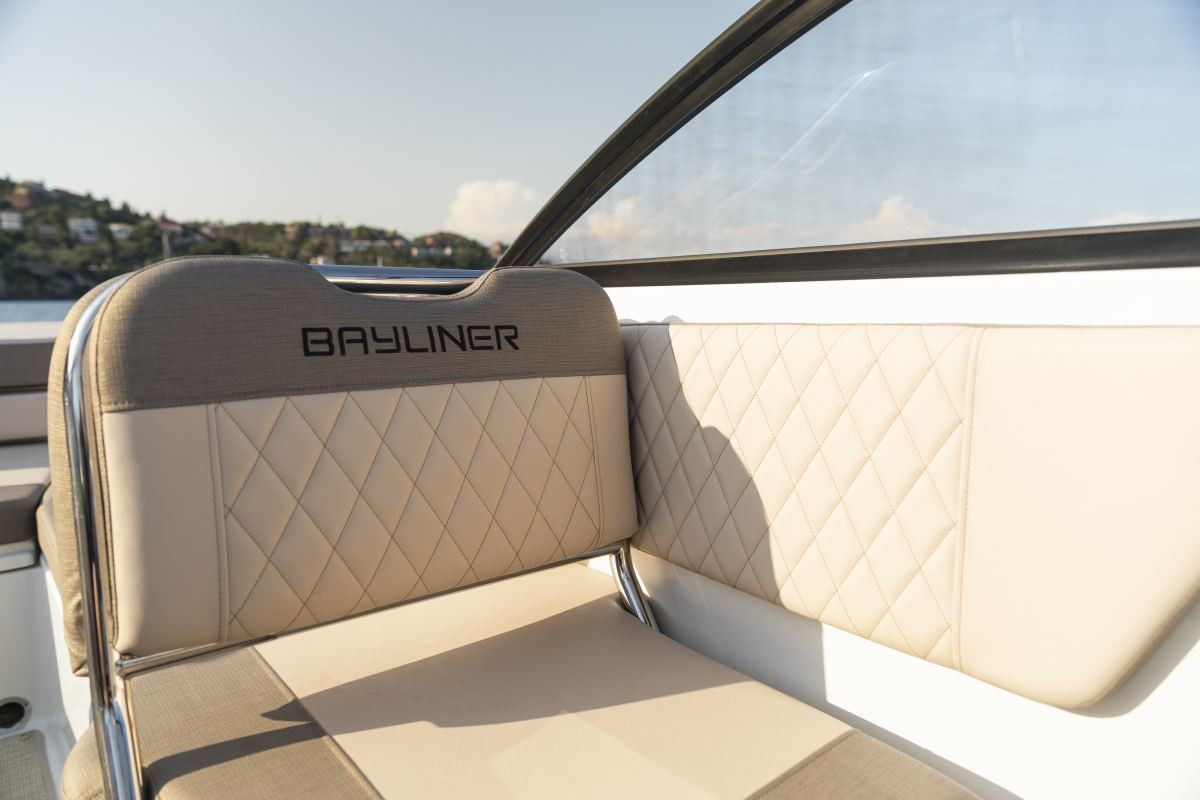 Bayliner VR6 Cuddy - 8